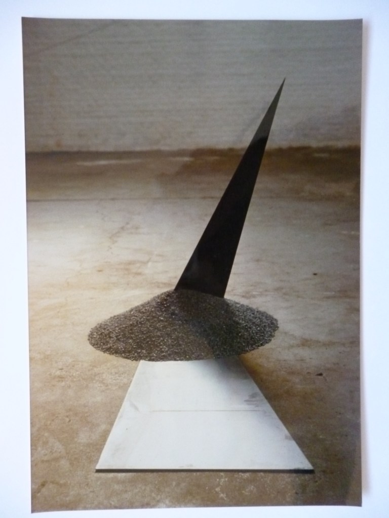 Werner Rückemann, Skulptur, Metall u. feiner Schotter, 1988, Museum Liesborn